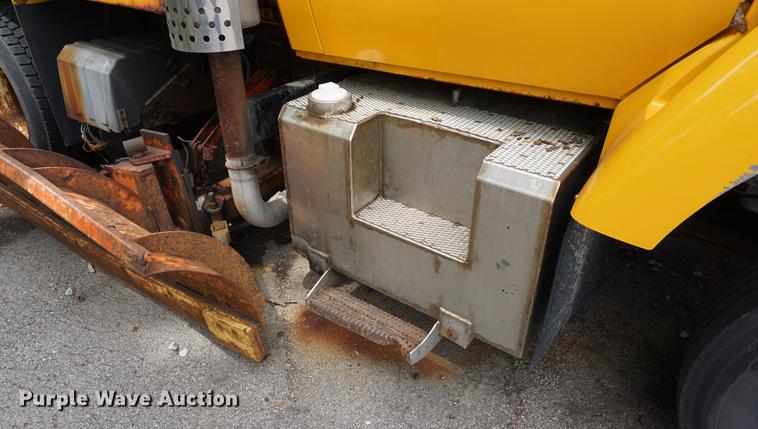 image for item DD7680 2002 International 7400 dump truck