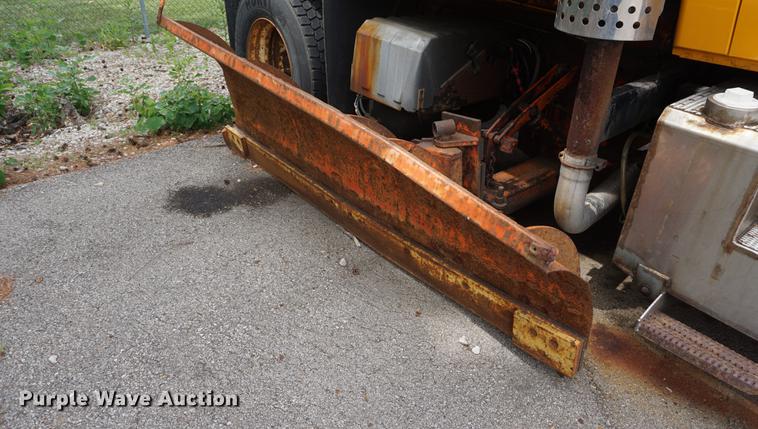 image for item DD7680 2002 International 7400 dump truck