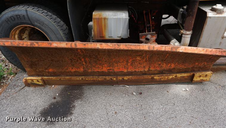 image for item DD7680 2002 International 7400 dump truck