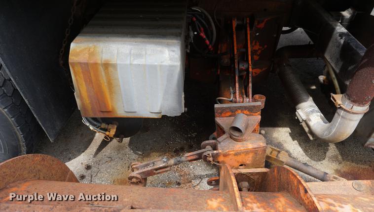 image for item DD7680 2002 International 7400 dump truck