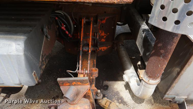 image for item DD7680 2002 International 7400 dump truck