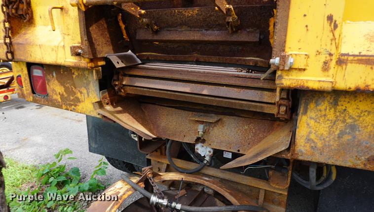 image for item DD7680 2002 International 7400 dump truck