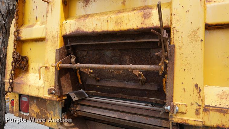 image for item DD7680 2002 International 7400 dump truck