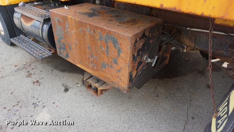 image for item DD7680 2002 International 7400 dump truck