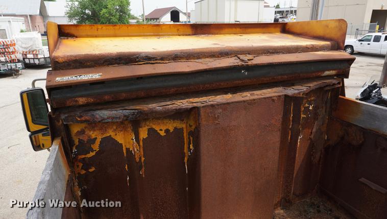 image for item DD7680 2002 International 7400 dump truck