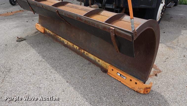 image for item DD7680 2002 International 7400 dump truck