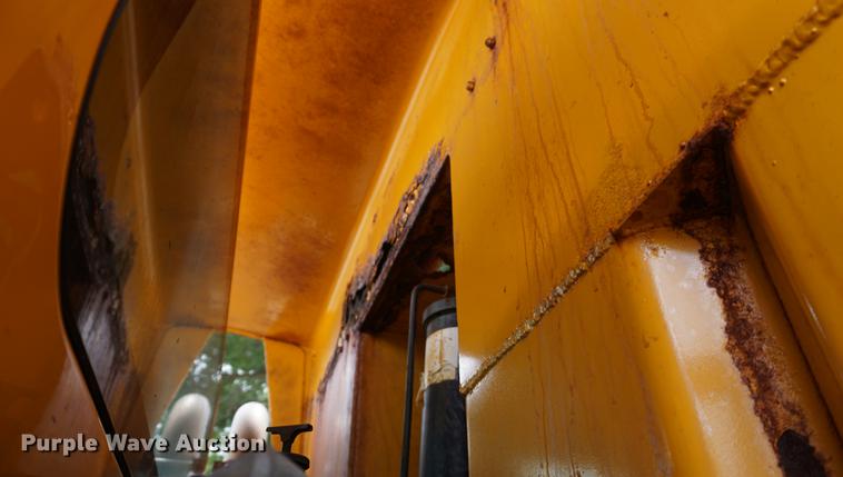 image for item DD7680 2002 International 7400 dump truck