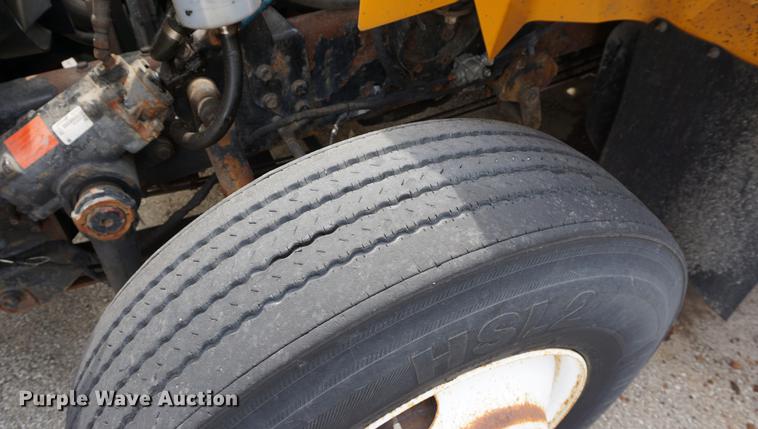 image for item DD7680 2002 International 7400 dump truck