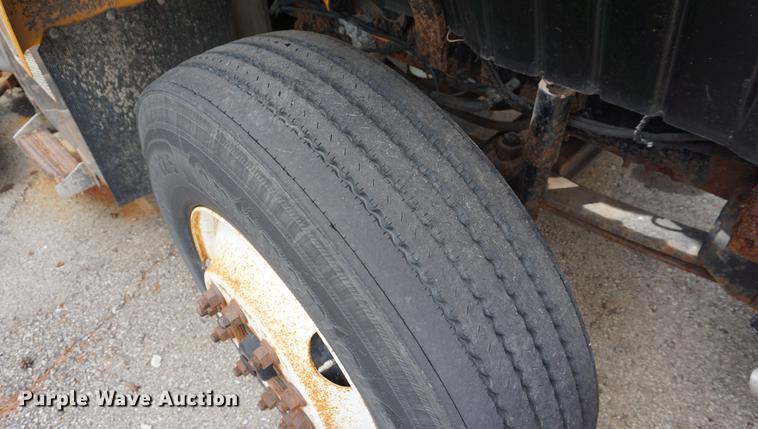 image for item DD7680 2002 International 7400 dump truck