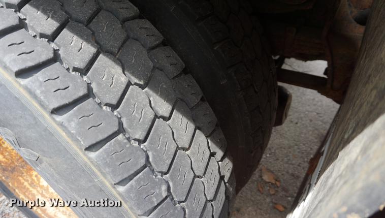 image for item DD7680 2002 International 7400 dump truck