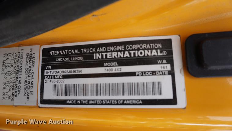 image for item DD7680 2002 International 7400 dump truck