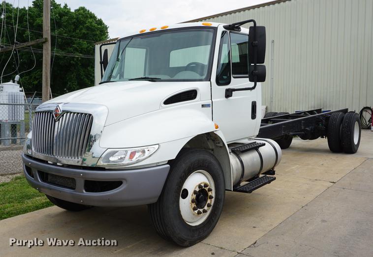 image for item DD7682 2014 International DuraStar 4300 truck cab and chassis