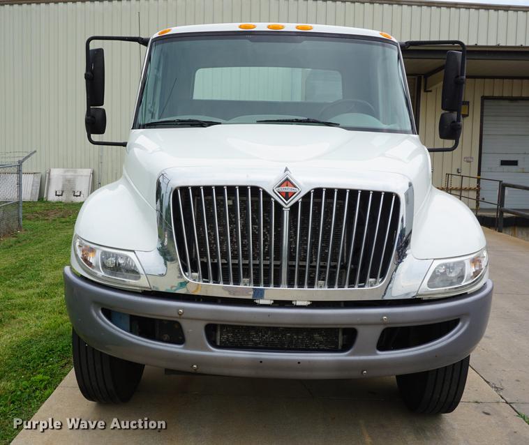 image for item DD7682 2014 International DuraStar 4300 truck cab and chassis