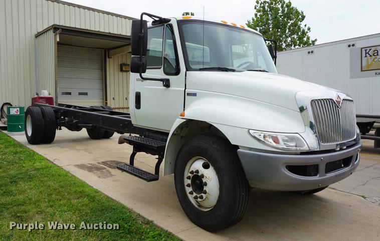 image for item DD7682 2014 International DuraStar 4300 truck cab and chassis