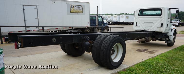 image for item DD7682 2014 International DuraStar 4300 truck cab and chassis