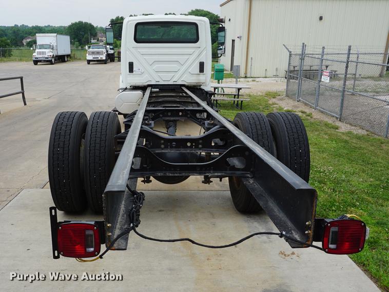 image for item DD7682 2014 International DuraStar 4300 truck cab and chassis