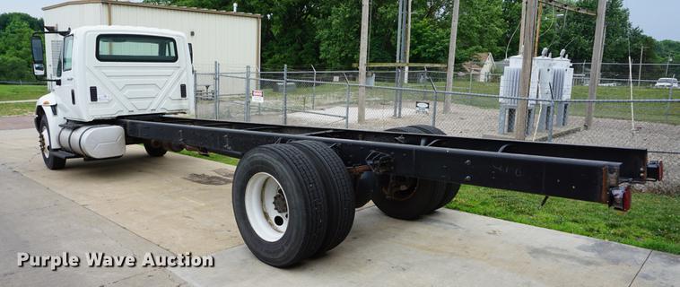 image for item DD7682 2014 International DuraStar 4300 truck cab and chassis