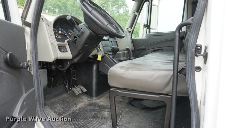 image for item DD7682 2014 International DuraStar 4300 truck cab and chassis