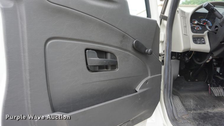 image for item DD7682 2014 International DuraStar 4300 truck cab and chassis