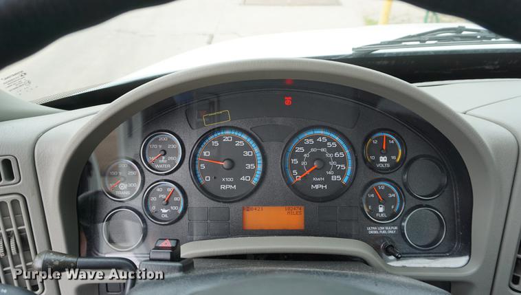 image for item DD7682 2014 International DuraStar 4300 truck cab and chassis