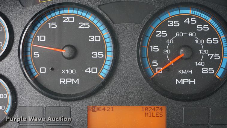 image for item DD7682 2014 International DuraStar 4300 truck cab and chassis