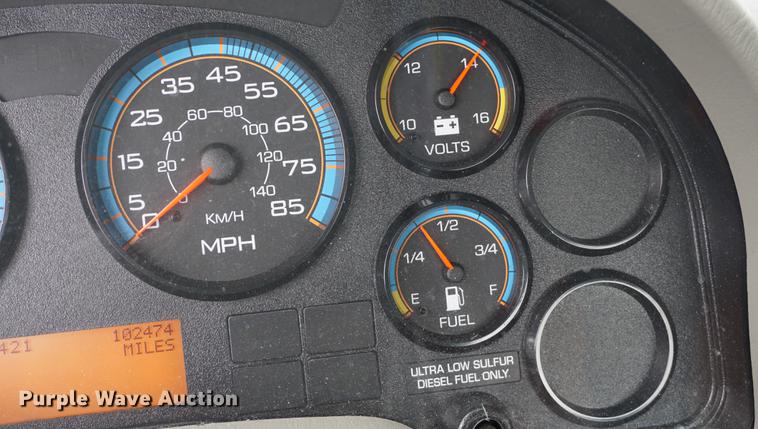 image for item DD7682 2014 International DuraStar 4300 truck cab and chassis