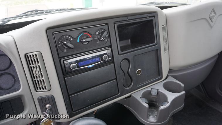 image for item DD7682 2014 International DuraStar 4300 truck cab and chassis