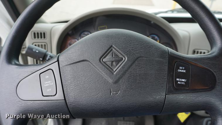 image for item DD7682 2014 International DuraStar 4300 truck cab and chassis