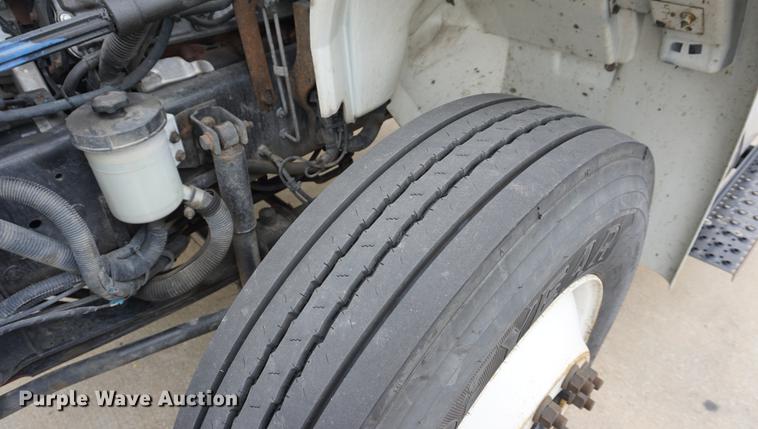 image for item DD7682 2014 International DuraStar 4300 truck cab and chassis