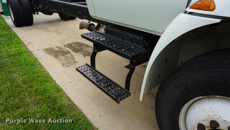 image for item DD7682 2014 International DuraStar 4300 truck cab and chassis