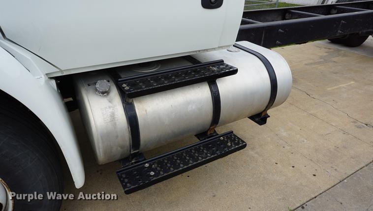 image for item DD7682 2014 International DuraStar 4300 truck cab and chassis