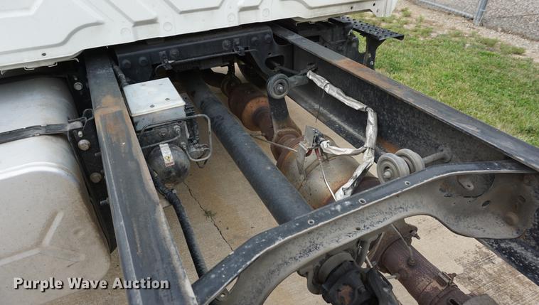 image for item DD7682 2014 International DuraStar 4300 truck cab and chassis