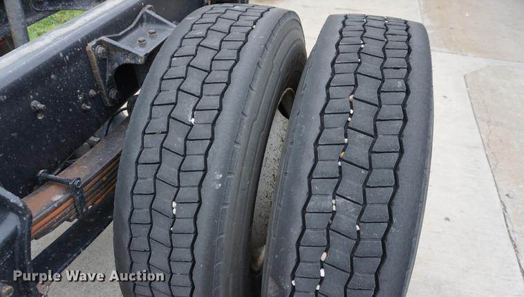 image for item DD7682 2014 International DuraStar 4300 truck cab and chassis