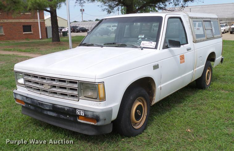 image for item DD8215 1988 Chevrolet S10 pickup truck