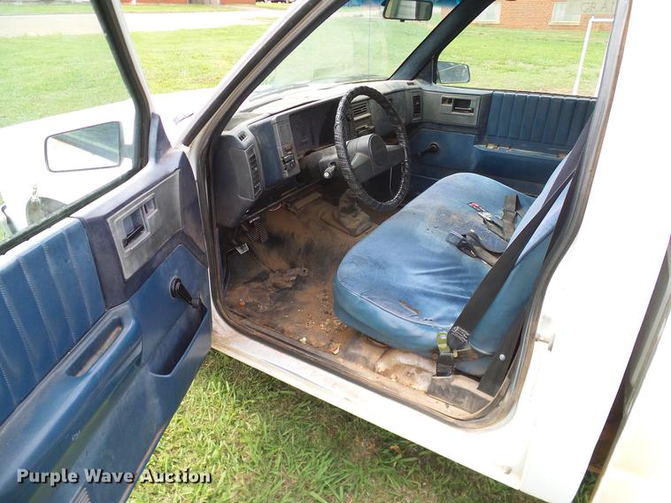 image for item DD8215 1988 Chevrolet S10 pickup truck