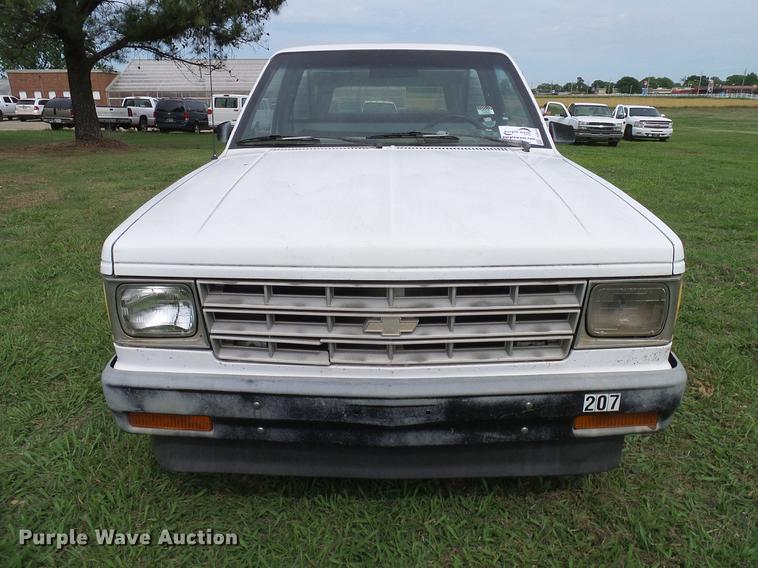 image for item DD8215 1988 Chevrolet S10 pickup truck
