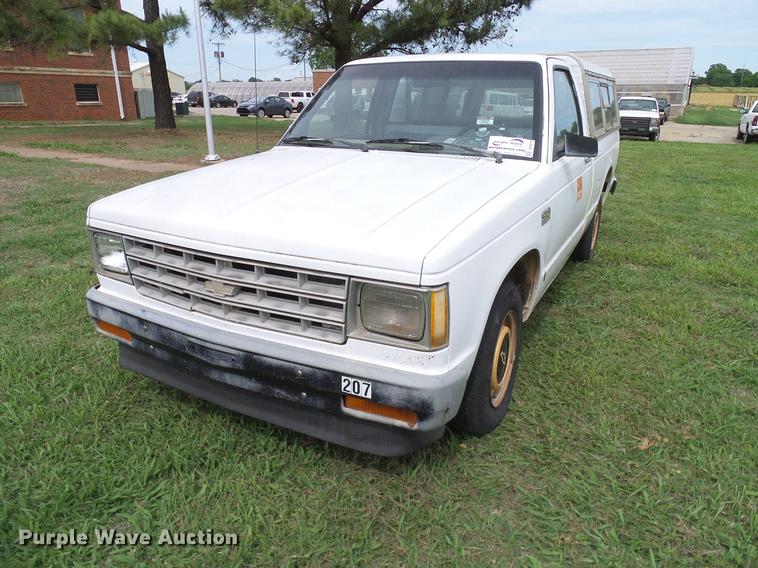 image for item DD8215 1988 Chevrolet S10 pickup truck
