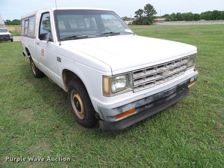 image for item DD8215 1988 Chevrolet S10 pickup truck