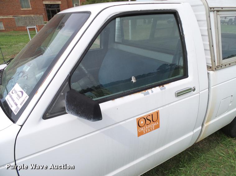 image for item DD8215 1988 Chevrolet S10 pickup truck