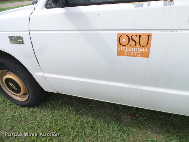 image for item DD8215 1988 Chevrolet S10 pickup truck