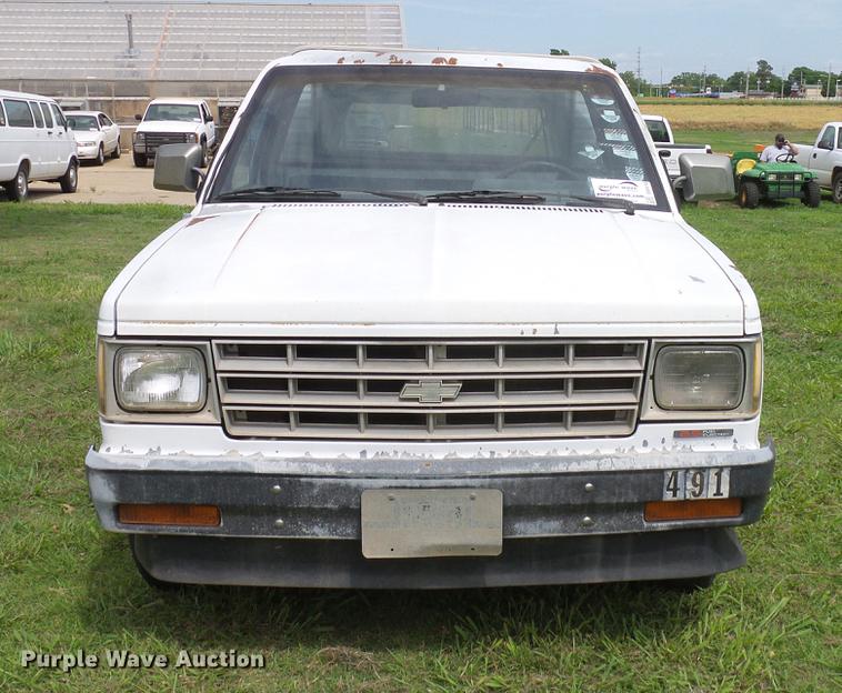 image for item DD8218 1988 Chevrolet S10 pickup truck