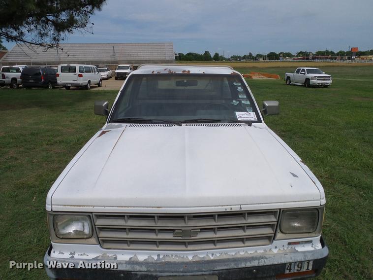 image for item DD8218 1988 Chevrolet S10 pickup truck