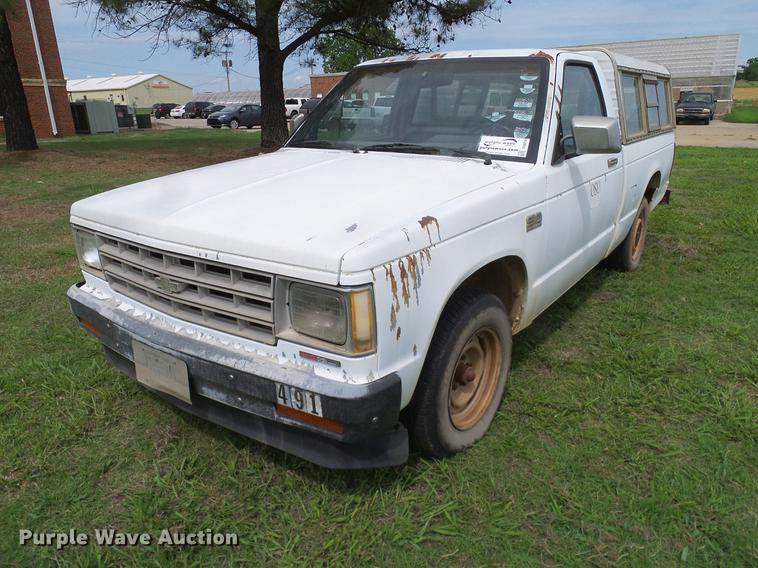 image for item DD8218 1988 Chevrolet S10 pickup truck