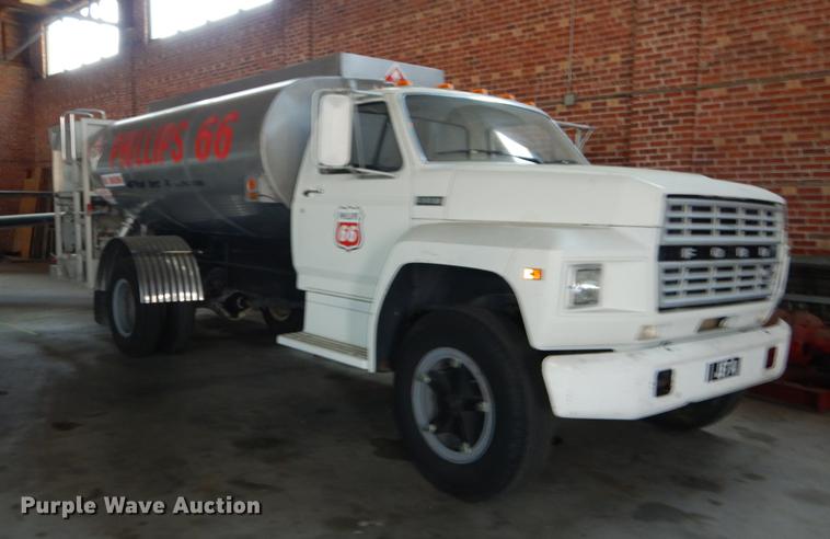 image for item DE1761 1980 Ford F600 jet fuel truck