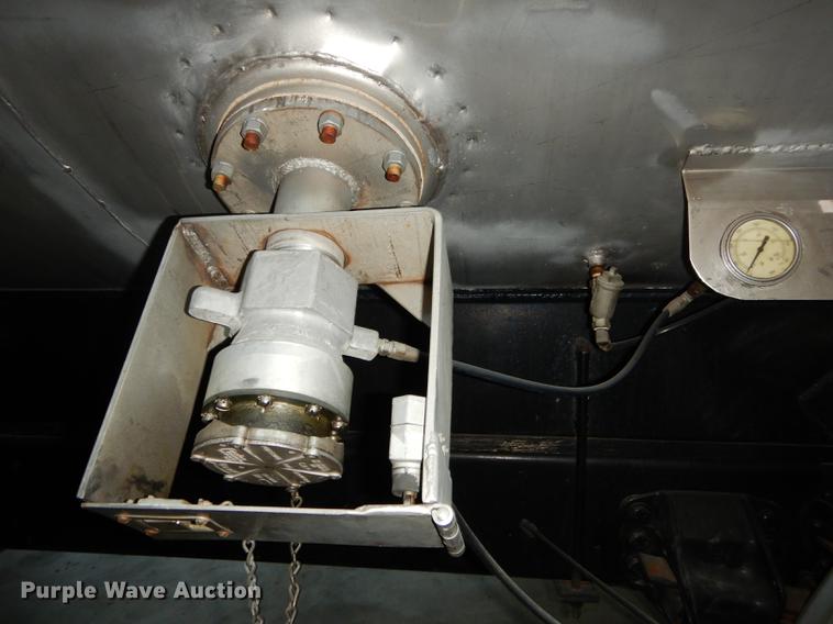 image for item DE1761 1980 Ford F600 jet fuel truck