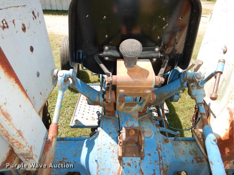 image for item DE1762 1977 Ford 3600 tractor