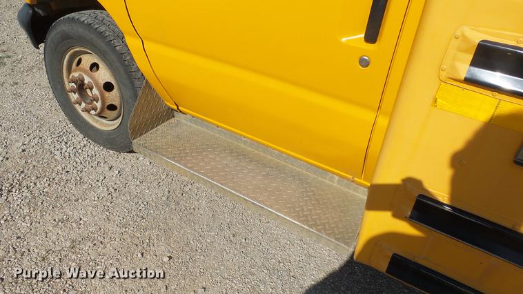 image for item DE7157 2006 Ford E450 school bus
