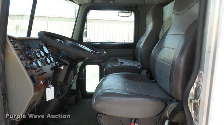 image for item DE7159 2008 Peterbilt 335 dump truck