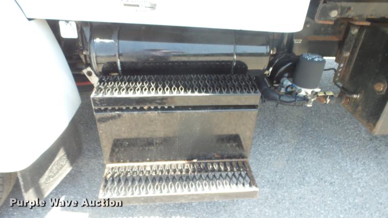 image for item DE7159 2008 Peterbilt 335 dump truck