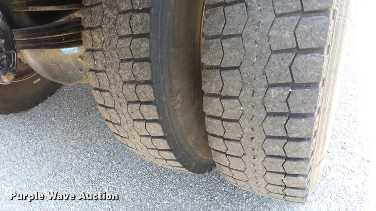 image for item DE7159 2008 Peterbilt 335 dump truck